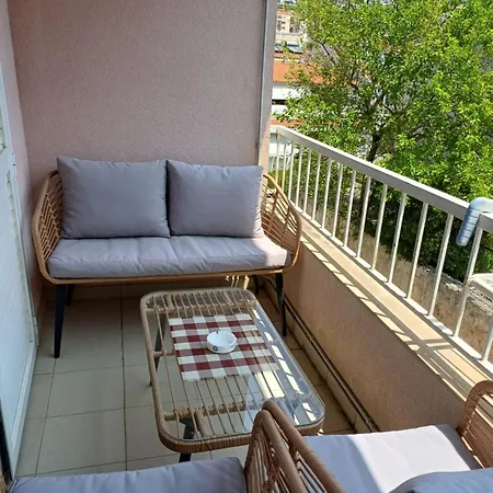 Laura Galileo Blizu Centra I Plaze * Makarska